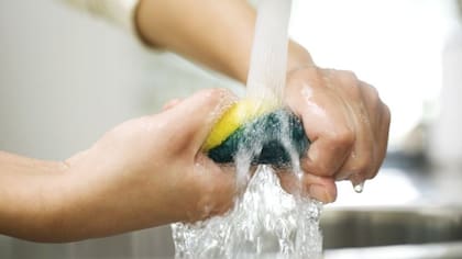 Se recomienda lavar la esponja de la cocina al menos una vez por semana.