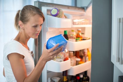 Se recomienda limpiar la heladera una vez al menos y chequear que no queden alimentos vencidos, ya que estos generan malos olores