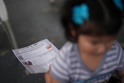 Se recomienda llevar certificados de nacimiento, registros escolares y comprobantes de domicilio para demostrar vínculos familiares en controles migratorios