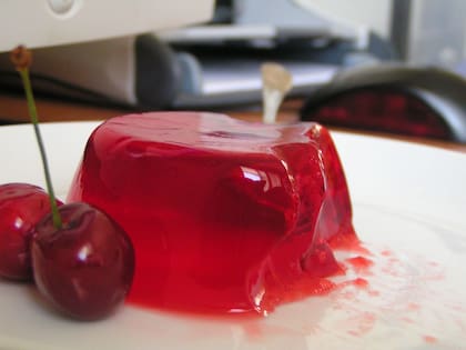 Se recomienda mezclar fruta con gelatina para aportar mayor saciedad