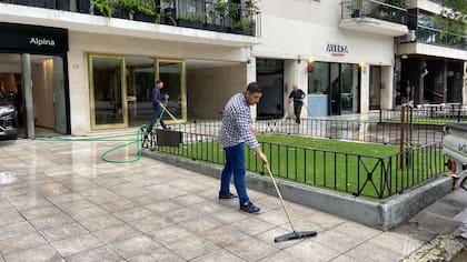 Se recomienda no lavar las veredas con manguera y detergente
