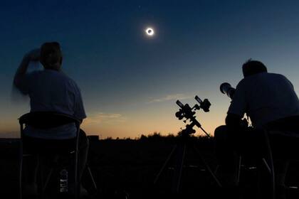 Se recomienda no mirar ni fotografiar en forma directa hasta que sea el momento de la totalidad del eclipse, que es el único momento que se puede mirar sin filtro