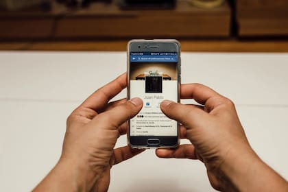 Se recomienda no usar apps para conocer quién mira tu perfil en redes sociales (Foto Pexels)