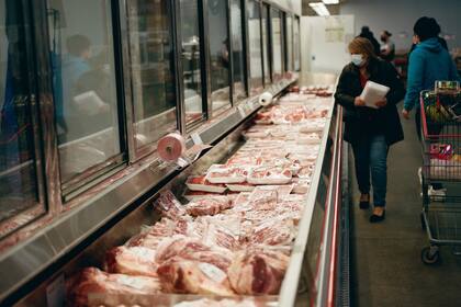 Se recomienda que los consumidores planifiquen sus compras para evitar contratiempos durante el feriado oficial en Estados Unidos