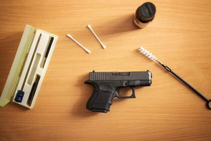 Se recomienda revisar las normativas locales antes de viajar con un arma