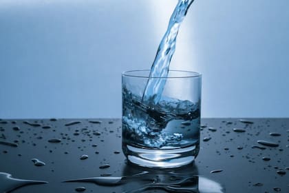 Se recomienda tomar 2 litros de agua por día (Foto Pexels)