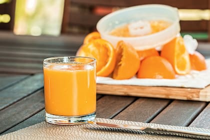 Se recomienda tomar jugo de naranja por la mañana