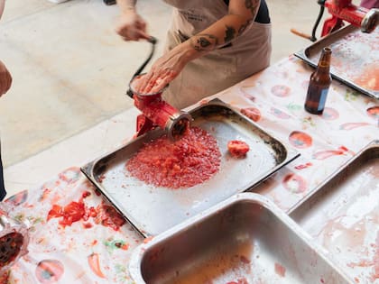 Se recomienda triturar el tomate en lugar de procesarlo para que queden tropezones del mismo en la salsa