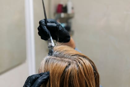 Se recomienda utilizar tonos cercanos al color del pelo natural