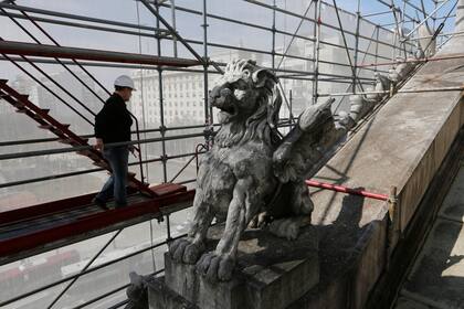 La fachada es restaurada por completo.