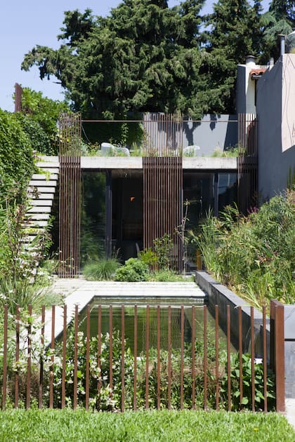 Se recuperó el patio interno, hoy fuente de luz y verde. Hoy la vista casi no tiene obstáculos para captar la planta baja en su totalidad