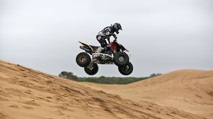 Aceleradas y saltos entre esos médanos próximos al mar, una postal de cada verano
