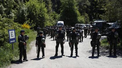 Efectivos de la Gendarmería en un acceso al hotel elegido para la cumbre