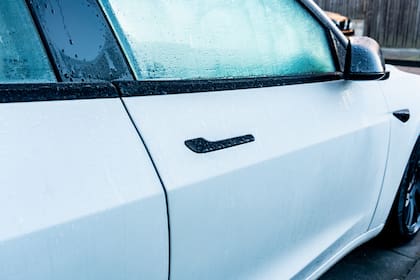 Se registraron casos en los que los usuarios no pudieron salir del auto sin ayuda por un congelamiento del sistema