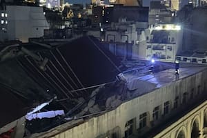 Se derrumbó parte del edificio central de Edesur y debieron evacuar a 50 personas