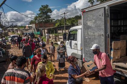 Se reparten cajas de comida en un barrio empobrecido de São Paulo, el 19 de abril de 2021. 