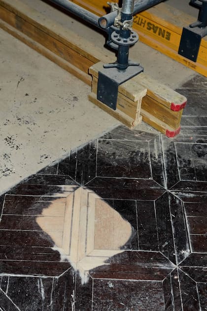 “Se restauraron todos los salones y los pisos -dice el arquitecto Fregona-. La estética de Polo era oscura, opuesta a lo que tenemos hoy en día. Los pisos estaban teñidos de negro, las ventanas del primer piso estaban tapadas. Lo recibimos así, con el mobiliario de ellos en la casa. Fue un desafío bastante grande”. En el lugar hoy abundan los colores claros, el dorado y la calidez de los pisos de madera recuperados, con baldosas en las que predomina el cedro, el roble y el roble de Eslavonia.