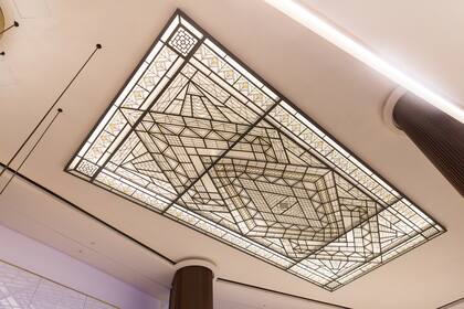 Se restauraron unas 17.000 piezas ornamentales, entre vidrieras art déco, celosías, barandillas, mármoles, capiteles, frisos, verjas y detalles decorativos que se incorporaron al diseño del nuevo complejo.