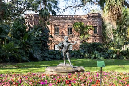 Se restauraron varias estatuas distribuidas en los jardines