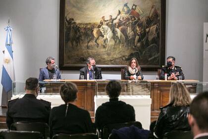 Se restituyeron más de 600 monedas grecorromanas pertenecientes al Museo Histórico Nacional. En el acto participaron (de izquierda a derecha) el director del MHN, Gabriel Di Meglio; el ministro de Cultura, Tristán Bauer; la ministra de Seguridad, Sabina Frederic, y el jefe de la Policía Federal, Juan Carlos Hernández, entre otros funcionarios