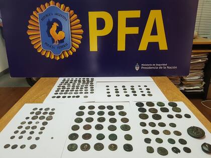 Se restituyeron más de 600 monedas grecorromanas pertenecientes al Museo Histórico Nacional. El acto contó con la presencia de los ministros de Seguridad, Sabina Frederic; de Cultura, Tristán Bauer, y el jefe de la Policía Federal, Juan Carlos Hernández, entre otros funcionarios