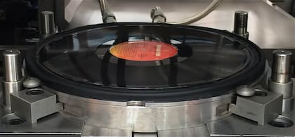 Se retira el vinilo y se corta la rebarba que tiene como excedente en otra máquina, se separa y el ciclo vuelve a empezar