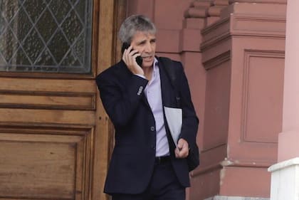 Luis Caputo se retira de casa de Gobierno, tras una reunión de Gabinete