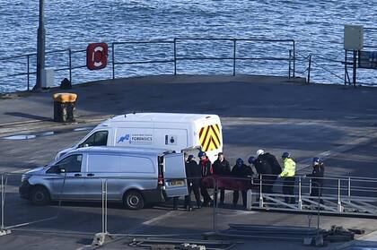 Se retiró un cuerpo del Geo Ocean III, recuperado de los restos de un avión que transportaba al futbolista argentino Emiliano Sala en el puerto de Weymouth