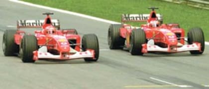 Rubens Barrichello cede el primer puesto casi sobre la caída de la bandera a cuadros para que Michael Schumacher gane el Gran Premio de Austria 2002; Ferrari emitió varias órdenes de equipo polémicas entre 2002 y 2010, año en que la FIA quitó del Código Deportivo Internacional el artículo que las prohibía