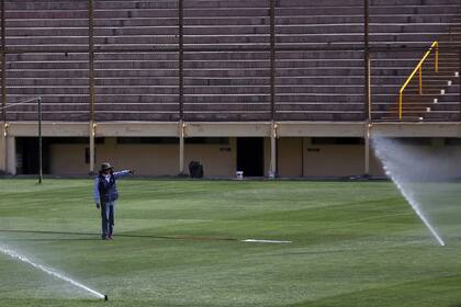 Se riega el césped del estadio Monumental, sede de la final de la Libertadores