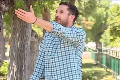 "¡Se robó el audífono el loro! ¡Se robó el audífono el loro!", repetía el periodista, sorprendido y entre risas luego de que un ave se llevara su dispositivo