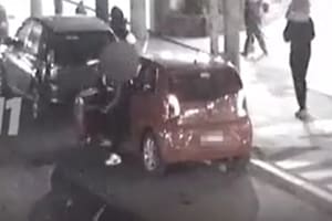 Un ladrón robó un auto y lo abandonó cuando se dio cuenta que adentro dormía una niña de 4 años