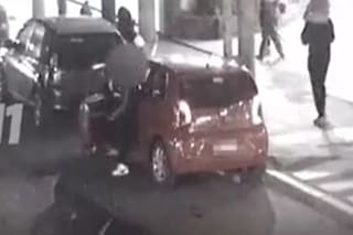 Un ladrón robó un auto y lo abandonó cuando se dio cuenta que adentro dormía una niña de 4 años
