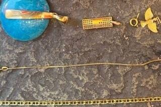 Intentaron arrancarle una cadena de oro a una turista brasileña, pero los atraparon tras una corta carrera