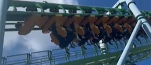 Se rompió una montaña rusa en el Parque de la Costa y decenas de personas quedaron colgadas 20 minutos