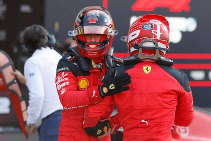 Se saludan Carlos Sainz y Leclerc tras el inesperado 1-2 de Ferrari en el sábado mexicano; el desafío es ser competitivos en tandas largas, en una carrera.