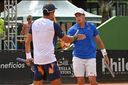 Se saludan el colombiano y el venezolano, que cayeron en los cuartos de final; el primero insultó a un alcanzapelotas con la palabra "macaco".