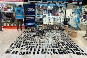 Secuestran más de mil celulares en siete locales de telefonía del centro porteño