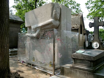 Se siguen dejando besos en la tumba de Oscar Wilde, pero sobre el muro de vidrio que la protege