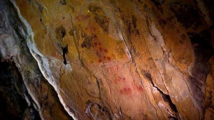 Se sospecha que el pigmento rojo de la roca en la cueva de Ardalesc, en Málaga, España, fue creado por los neandertales