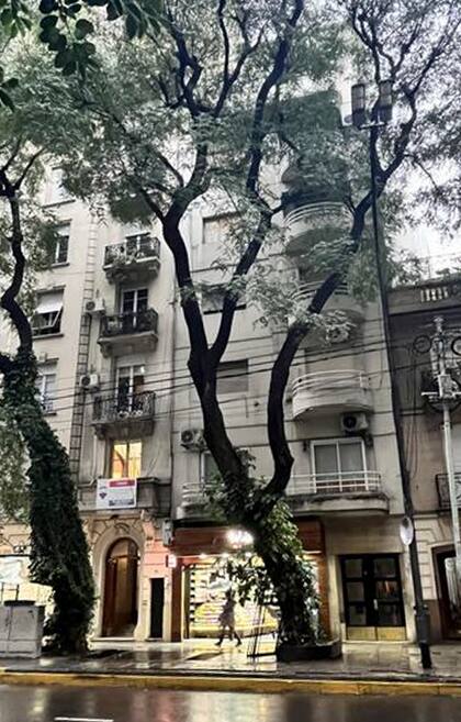 Se subasta un un departamento de dos ambientes en la Av. Coronel Díaz 1789.