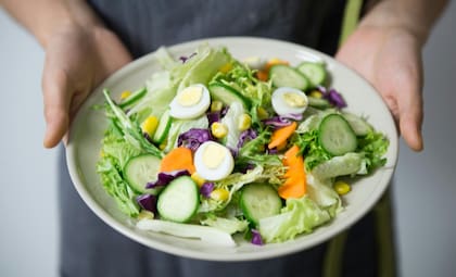 Se suele consumir crudo en ensaladas