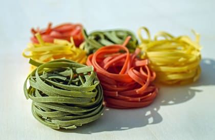 Se sugiere utilizar 1 litro de agua por cada 100 gramos de pasta, lo que proporciona el espacio para que la pasta se cocine de manera uniforme