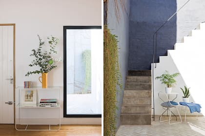 Se sumó un paño fijo (de dimensiones casi idénticas a las de la puerta) que ofrece vista al patio lateral con escalera a la terraza. “Me gustan las aberturas negras, como las que hay en toda la casa, pero dejé este marco de madera natural para destacar la puerta”.