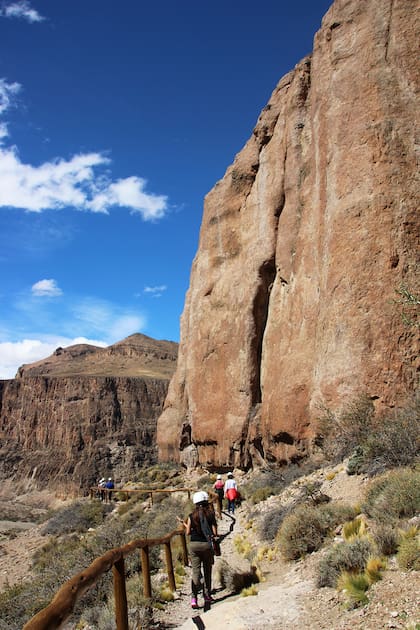Se tiene que recorrer un sendero de unos 1.500 metros al costado del cañadón, de enormes rocas porfídicas y volcánicas, para llegar a la famosa Cueva de las Manos