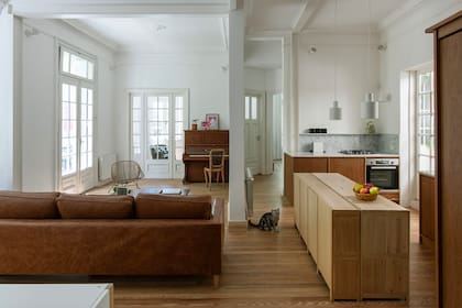 Se tiró una pared para tener un living comedor unificado; se eliminó el pasillo y la pared que cerraba la cocina; se abrió una pared para colocar una de las puertas vidriadas originales, para tener privacidad sin perder luz. Un continuo genial.