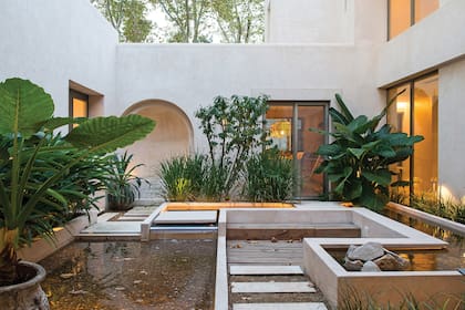 Se trasladó la esencia marroquí a la arquitectura, combinada con detalles orientales y el patio de entrada como protagonista. Surge como lugar de contemplación y cobijo, y como fuelle para frenar el trajín diario antes de entrar en la casa.