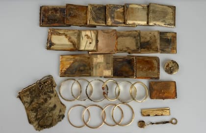 Se trata de 10 brazaletes de oro, 17 estuches para cigarrillos, una polvera, un peine, una cadena con una llave y las mencionadas monedas, que en total pesan 3,7 kilogramos (Foto: Gentileza Museo de Bohemia Oriental)
