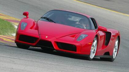 Se trata de la Ferrari Enzo, la primera de una edición de apenas 399 vehículos