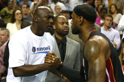 Se trata de los playoffs de 2014, pero parece un pase de testigo: Jordan saluda a LeBron James, su heredero más digno.